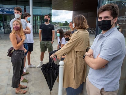 Un grupo de jóvenes universitarios de San Sebastián esperan en el exterior del centro de vacunación de Biarritz (Francia).