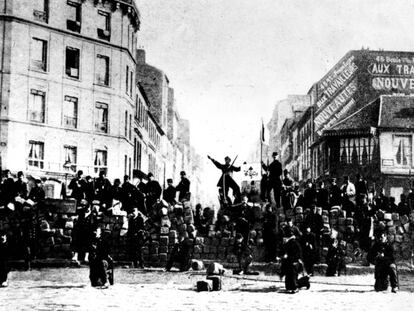 Barricada en París en los días finales de La Comuna, en 1871.