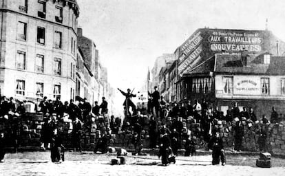 Barricada en París en los días finales de La Comuna, en 1871.