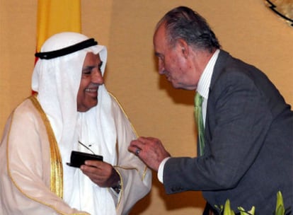 El rey Juan Carlos habla con Alí al Ghanem, presidente de la Cámara de Comercio de Kuwait.