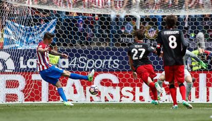 Torres marca el primer gol del Atl&eacute;tico.