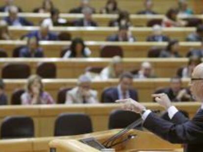 El ministro de Hacienda, Cristóbal Montoro, durante su intervención en el pleno del Senado que debate del presupuesto del Estado para 2013. EFE/Archivo