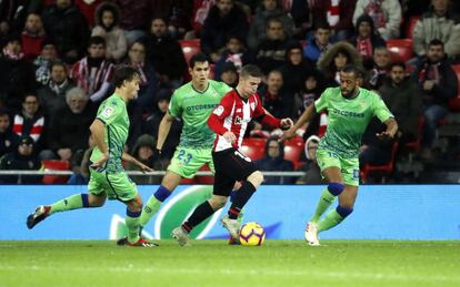 Muniain, rodeado de defensas del Betis.