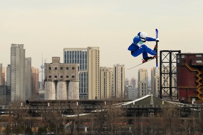 Antoine Adelisse, del equipo de Francia, realiza un salto durante la calificación de esquí acrobático masculino, el tercer día de los Juegos Olímpicos de Invierno de Beijing.