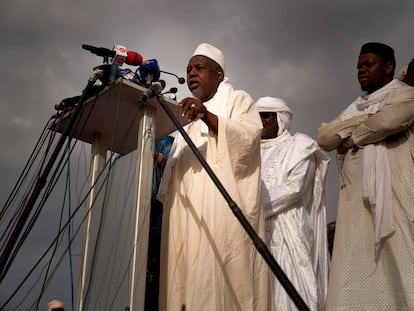 El imam Mahmud Dicko, en la manifestación del pasado 5 de junio en Bamako que reclamaba la dimisión del presidente maliense.