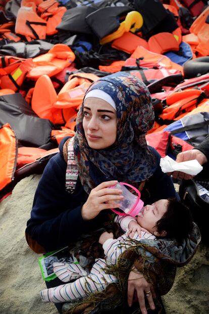 Una mujer siria da el biberón a su hijo minutos después de llegar a la isla de Lesbos, en Grecia, en una balsa de plástico junto a más de 60 personas desde Turquía. En 2015, cuando fue realizada esta fotografía, se dio la mayor emigración forzada de personas refugiadas desde la Segunda Guerra Mundial hasta esa fecha. El 7 de septiembre de ese año, 999.343 personas refugiadas ya habían cruzado en lo que iba de año el Mediterráneo dirección a Europa, según la Organización Internacional de las Migraciones (OIM). Esta mujer, con su entereza y sus valores, representa para mí la idea de que todos ellos saldrían adelante a pesar de las injusticias que las obligaban a dejar sus hogares.