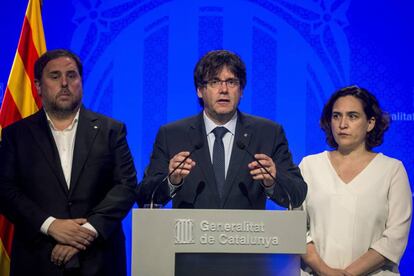 BANDERAS DE IDA Y VUELTA. Carles Puigdemont, Oriol Junqueras y Ada Colau comparecieron el jueves con la Senyera como único fondo. Ese mismo día, Mariano Rajoy habló en Barcelona con las banderas de Cataluña, España y Europa. Y este viernes, los dos presidentes protagonizaron una comparecencia conjunta en la que les acompañaron las banderas de Cataluña y España.