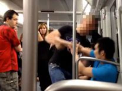 Imagen de la agresión racista a un joven en el Metro de Barcelona.