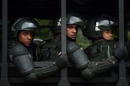 Soldados do Exército escoltando a equipe inglesa no Rio.