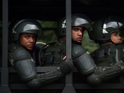 Soldados do Ex&eacute;rcito escoltando a equipe inglesa no Rio.