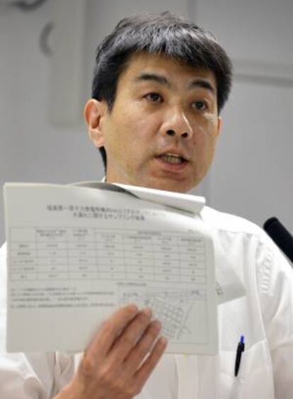 El portavoz de la compañía Tokyo Electric Power (TEPCO), Noriyuki Imaizumi, enseña unos documentos con los resultados de las muestras tomadas del agua contaminada filtrada de un tanque de almacenamiento, durante una rueda de prensa ofrecida hoy en la sede de la compañía en Tokio (Japón).