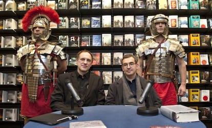 Santiago Posteguillo, a la derecha, en un acto literario junto al también novelista Simon Scarrow y dos miembros de una asociación de reconstrucción histórica ataviados de soldados romanos. 