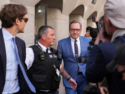 El actor Kevin Spacey abandona los juzgados en Londres, el 14 de julio de 2022.