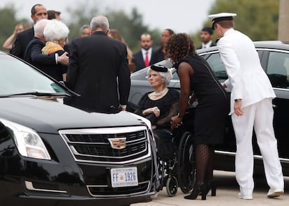 Roberta McCain, madre del John McCain, llega a la catedral de Washington.