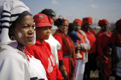Varias mujeres vestidas con trajes tradicionales asisten al cuarto aniversario de la matanza de Marikana.