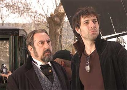 El actor José Ángel Egido y el director Oskar Santos, durante el rodaje de <i>El soñador.</i>