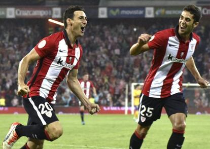 Aduriz y Merino celebran el tercer gol ante el Bar&ccedil;a.