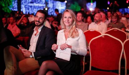 La política conservadora Marion Maréchal y su pareja, Vincenzo Sofo, en la Convención de la Derecha, este sábado en París.