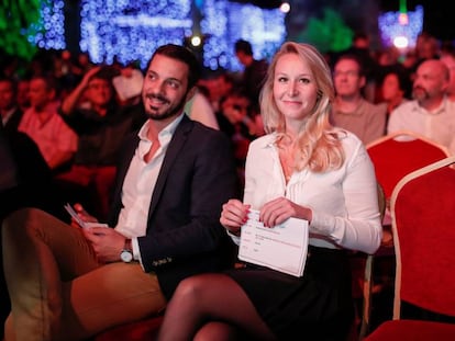 La política conservadora Marion Maréchal y su pareja, Vincenzo Sofo, en la Convención de la Derecha, este sábado en París.