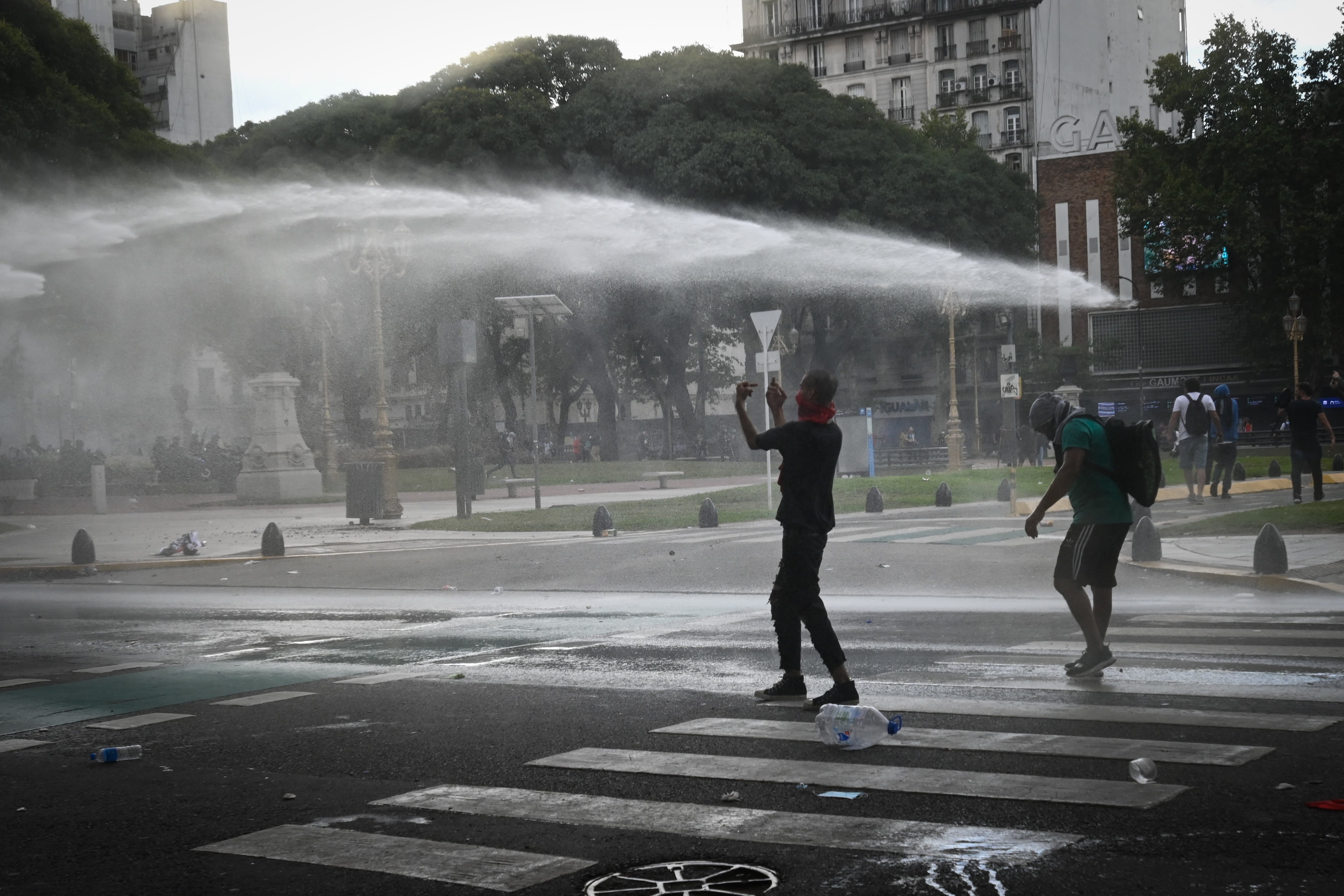 La policía disparó los cañones de agua. 