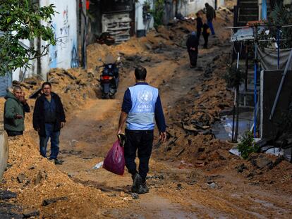 Un hombre con un chaleco de la UNRWA en una calle de Yenín, el 29 de enero.