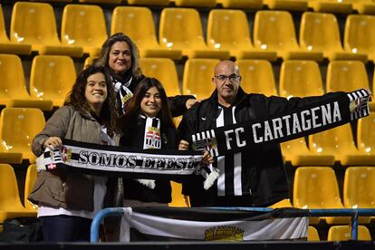 Fulgencio Angosto junto a su mujer y sus dos hijas con bufandas y camisetas del FC Cartagena.
