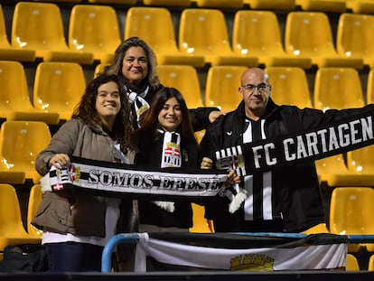 Fulgencio Angosto junto a su mujer y sus dos hijas con bufandas y camisetas del FC Cartagena.