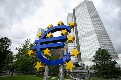 La escultura del euro, con el fondo de la antigua sede del Banco Central Europeo (BCE).
