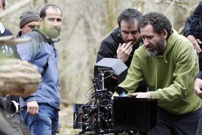 Los directores Aitor Arregi y Jon Garaño en el rodaje de la película 'Handia'.