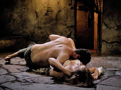 Ernest Villegas y Maria Rodríguez, en una tórrida escena de <i>Misteri de dolor.</i>
