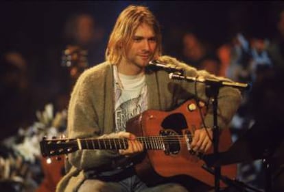 Nirvana se atrevió con un tema de David Bowie... y lo mejoró. En la imagen, Kurt Cobain durante la grabación del programa de televisión 'MTV Unplugged', en Nueva York en 1993.