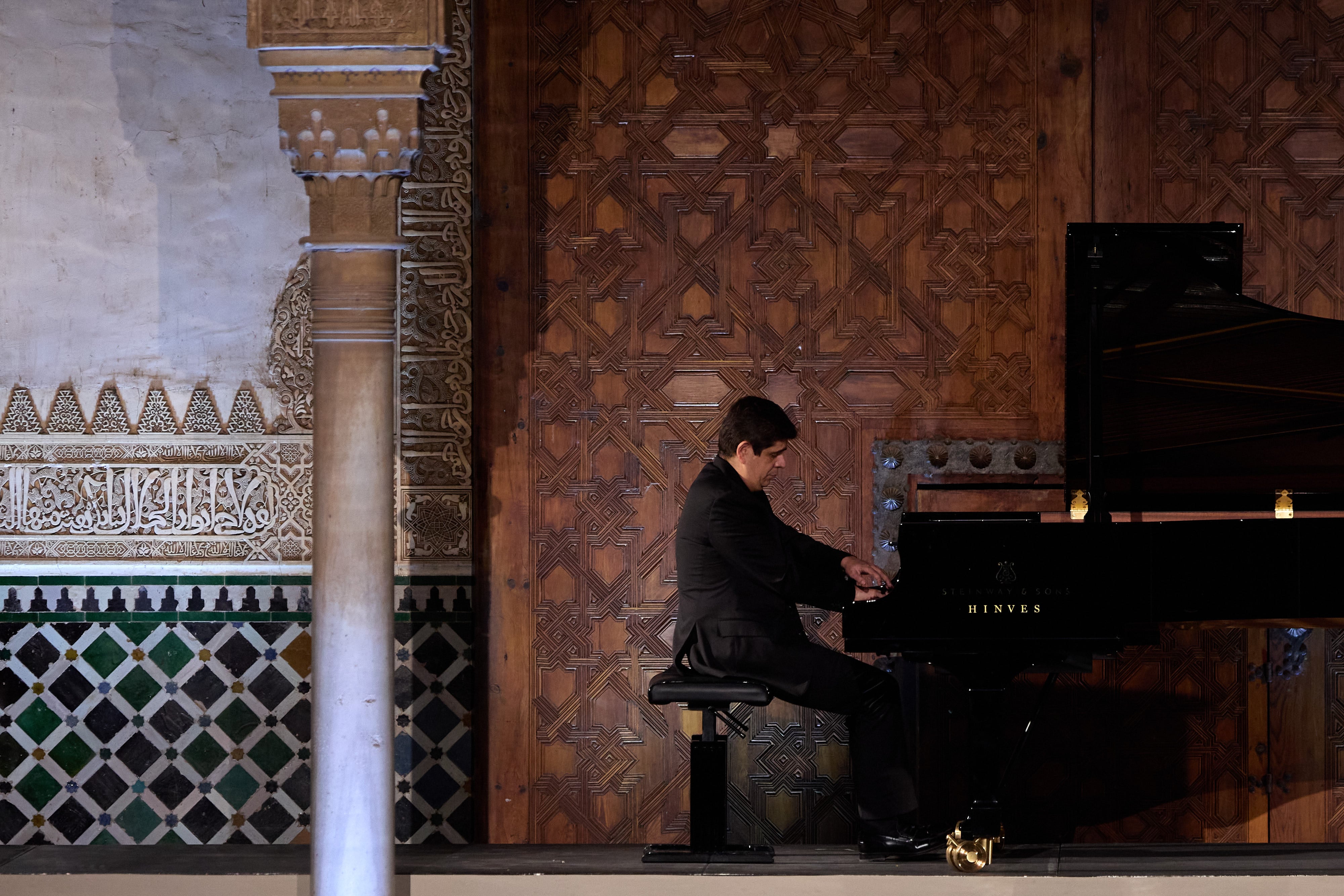Javier Perianes durante su recital en el Patio de los Arrayanes de La Alhambra, la noche del 6 de julio en el Festival de Granada.