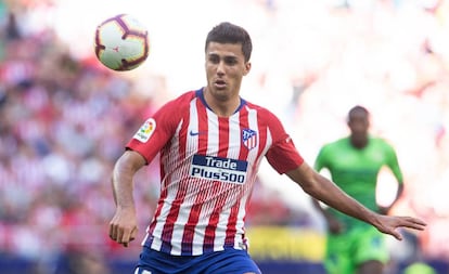 Rodrigo, durante un partido entre el Atlético de Madrid y el Betis. 
 