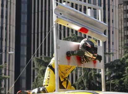 Muñeco exhibido en la marcha de esta mañana en Madrid, en la que varios miles de personas han pedido la retirada de los 'quitamiedos' de las carreteras. Los motoristas los consideran auténticas guillotinas