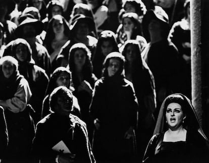 Montserrat Caballé en la ópera 'Las vísperas sicilianas' en 1974. Tal y como explicaba ella misma en una entrevista en 2014, Caballé rechazaba el apelativo de diva: “No me considero una leyenda de la ópera, ni tampoco la última diva, como a veces escriben los periodistas. Cada época tiene sus divos y en mi caso lo único que he hecho es hacer bien mi trabajo, lo mejor posible, al más alto nivel”.