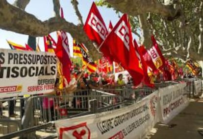 Manifestación ante el parlamento catalán en defensa de la negociación colectiva y en contra de las rebajas salariales que sufren los trabajadores de muchas empresas.