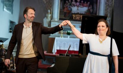 El pianista Leif Ove Andsnes, fundador y director del Festival de Rosendal, y la soprano Dorothea Röschmann, aplaudidos por el público tras su concierto ofrecido el sábado por la mañana en la iglesia de Kvinnherad.