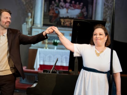 El pianista Leif Ove Andsnes, fundador y director del Festival de Rosendal, y la soprano Dorothea Röschmann, aplaudidos por el público tras su concierto ofrecido el sábado por la mañana en la iglesia de Kvinnherad.