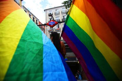 Banderas arcoiris en la estación de metro de Chueca, en 2017.