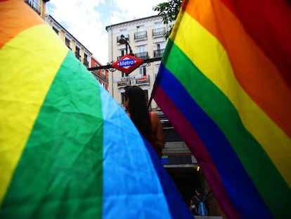 Banderas arcoiris en la estación de metro de Chueca, en 2017.