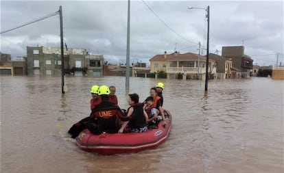 Miembros de la UME ayudan en las labores de rescate de Orihuela tras las inundaciones provocadas por la gota fría.