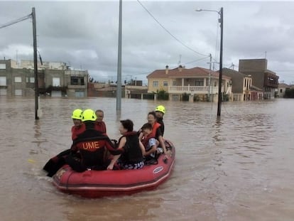 Miembros de la UME ayudan en las labores de rescate de Orihuela tras las inundaciones provocadas por la gota fría.