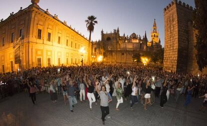 Farruquito, junto a los participantes y el público, durante el 'flashmob'.
