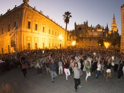 Farruquito, junto a los participantes y el p&uacute;blico, durante el &#039;flashmob&#039;.