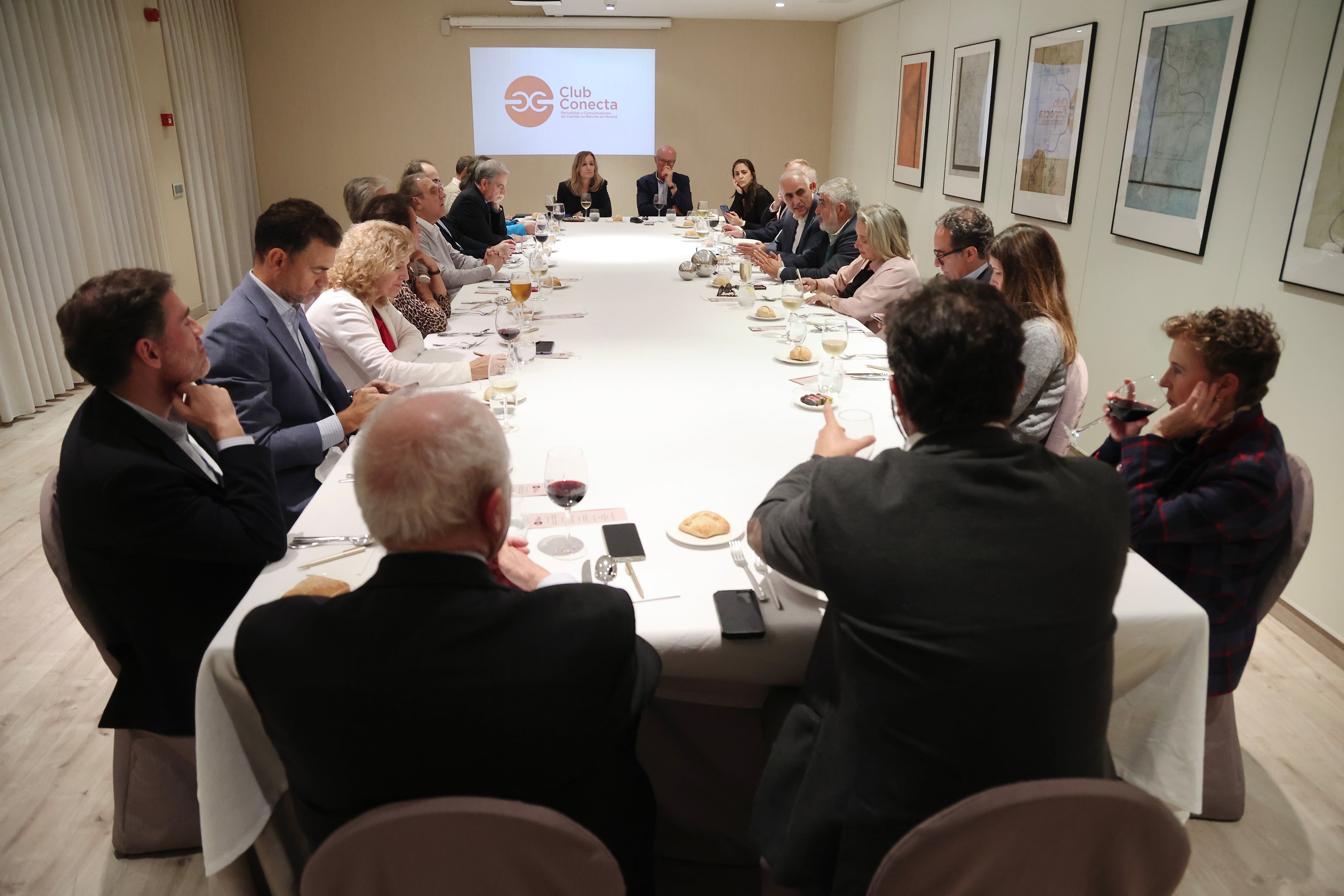 El presidente del Real Instituto Elcano, José Juan Ruiz, con el Club Conecta.