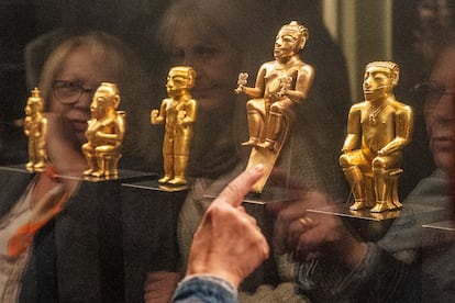 Unos visitantes miran piezas del tesoro de Quimbaya expuestas en el Museo de América en Madrid. 