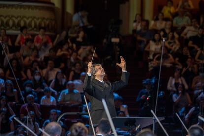 Riccardo Muti al frente de la Orquesta Juvenil 'Luigi Cherubini' durante el concierto, el pasado domingo en Ereván.