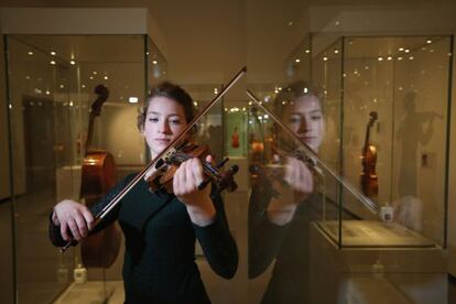 Cecilia Stinton toca un violín Beechbak en Oxford.