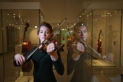 Cecilia Stinton toca un viol&iacute;n Beechbak en Oxford. 