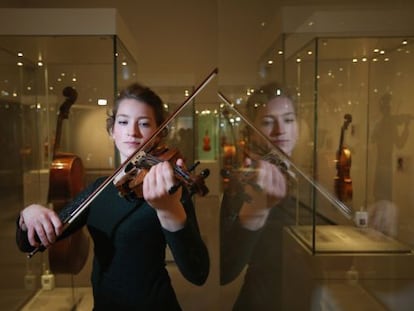 Cecilia Stinton toca un viol&iacute;n Beechbak en Oxford. 